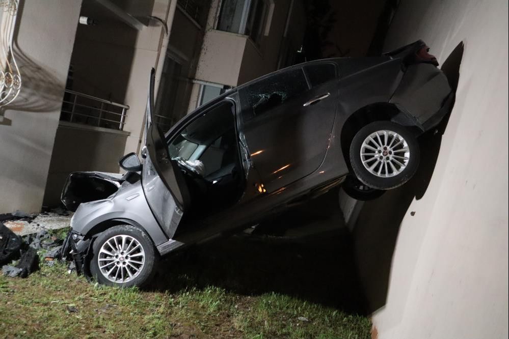 Ankara'da alkollü sürücü bir binanın 3. katına daldı! Evin duvarı yıkıldı... - 2. Resim