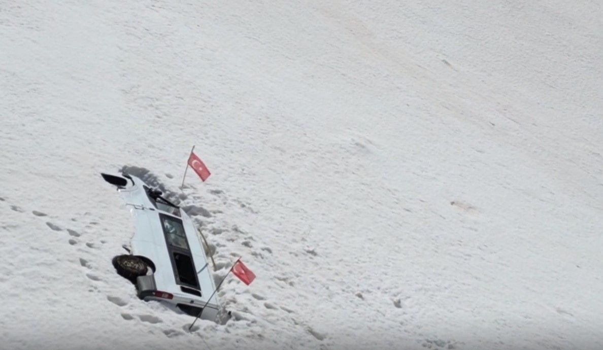 Çığ altında kalan araç 4 ay sonra ortaya çıktı Çığ altında kalan araç 4 ay sonra ortaya çıktı - 1. Resim