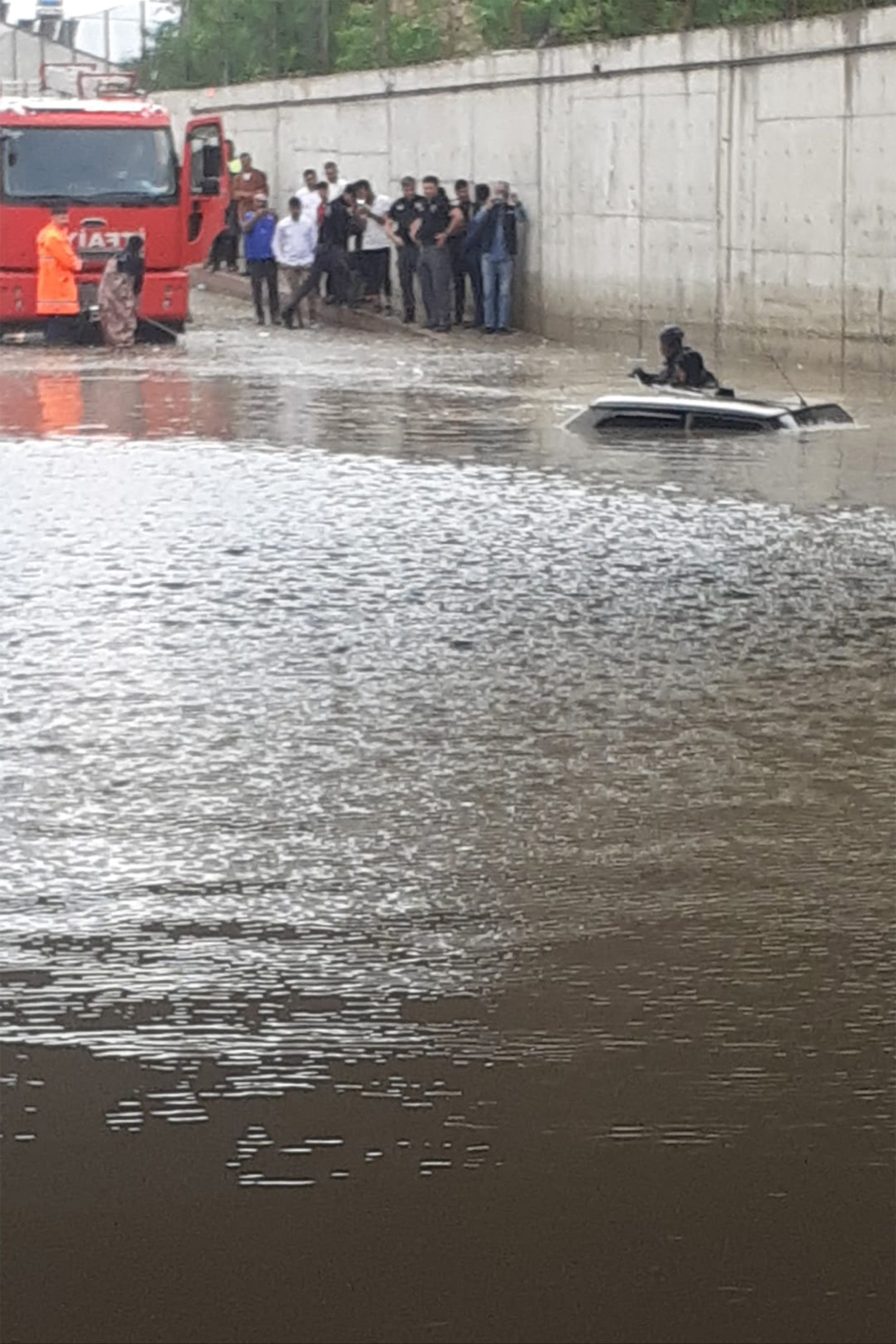 Elazığ'ı yine sağanak vurdu, araçlar suya gömüldü - 2. Resim