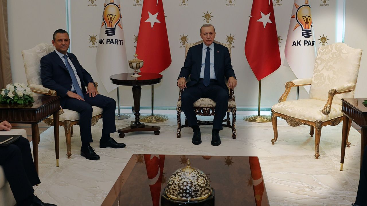 Erdoğan-Özel zirvesinde boş koltuk dikkat çekmişti: AK Parti'den açıklama geldi - 1. Resim