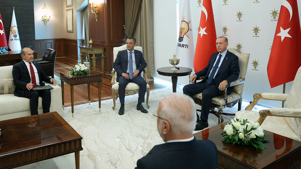 Erdoğan-Özel zirvesinde boş koltuk dikkat çekmişti: AK Parti'den açıklama geldi - 2. Resim