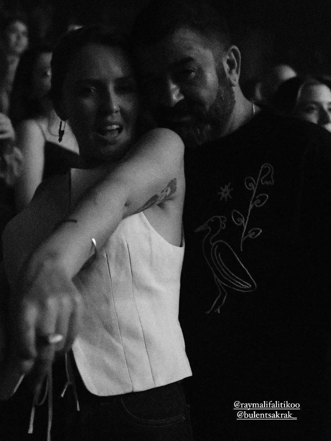 Evliliğini ihanet nedeniyle bitirdiği söyleniyordu! Bülent Şakrak ile Esra Akpınar'dan ilk kare Evliliğini ihanet nedeniyle bitirdiği söyleniyordu! Bülent Şakrak ile Esra Akpınar'dan ilk kare - 1. Resim