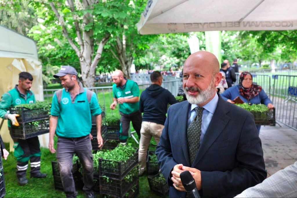 Görenler gözlerine inanamadı! Fide dağıtımında 2 kilometrelik kuyruk Görenler gözlerine inanamadı! Fide dağıtımında 2 kilometrelik kuyruk - 3. Resim