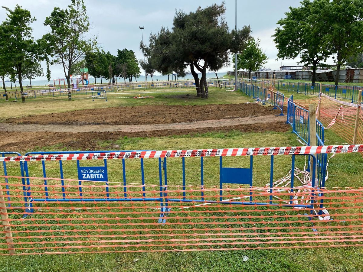 İBB, 5 yaşındaki çocuğun düşerek hayatını kaybettiği çukuru kapattı İBB, 5 yaşındaki çocuğun düşerek hayatını kaybettiği çukuru kapattı - 1. Resim