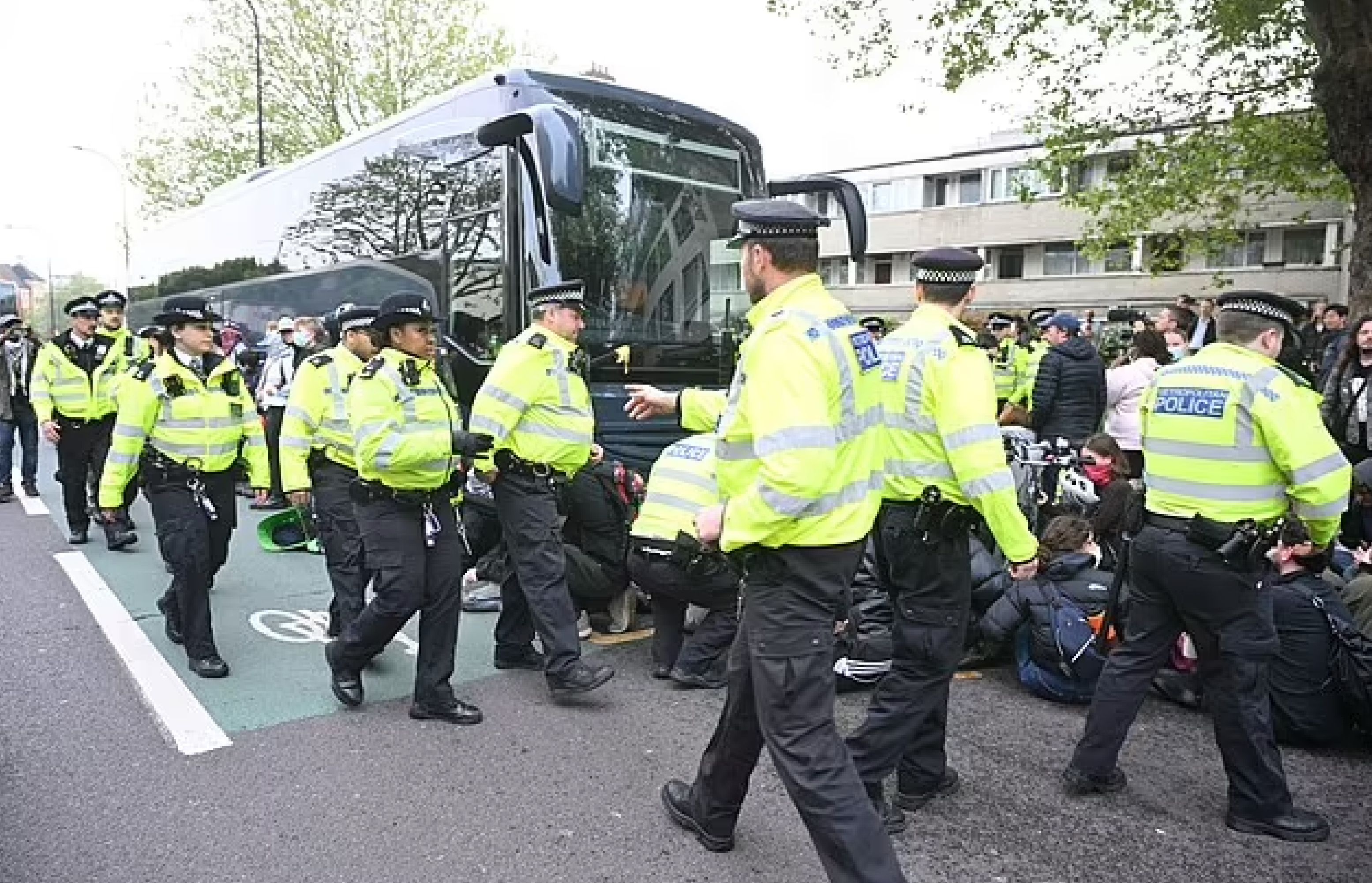 İngiliz hükümeti sığınmacıları götürmek istedi, protestocular otobüse geçit vermedi! İngiliz hükümeti sığınmacıları götürmek istedi, protestocular otobüse geçit vermedi! - 2. Resim