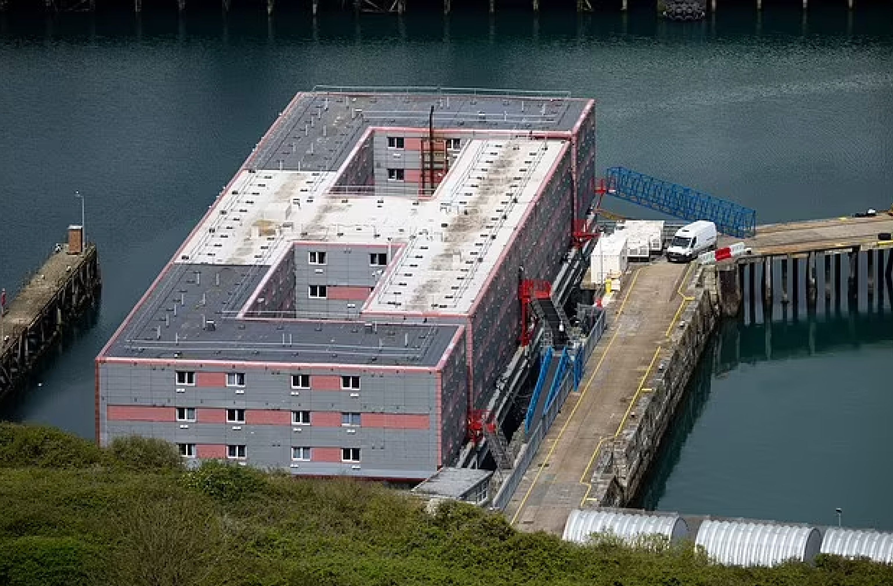İngiliz hükümeti sığınmacıları götürmek istedi, protestocular otobüse geçit vermedi! İngiliz hükümeti sığınmacıları götürmek istedi, protestocular otobüse geçit vermedi! - 1. Resim