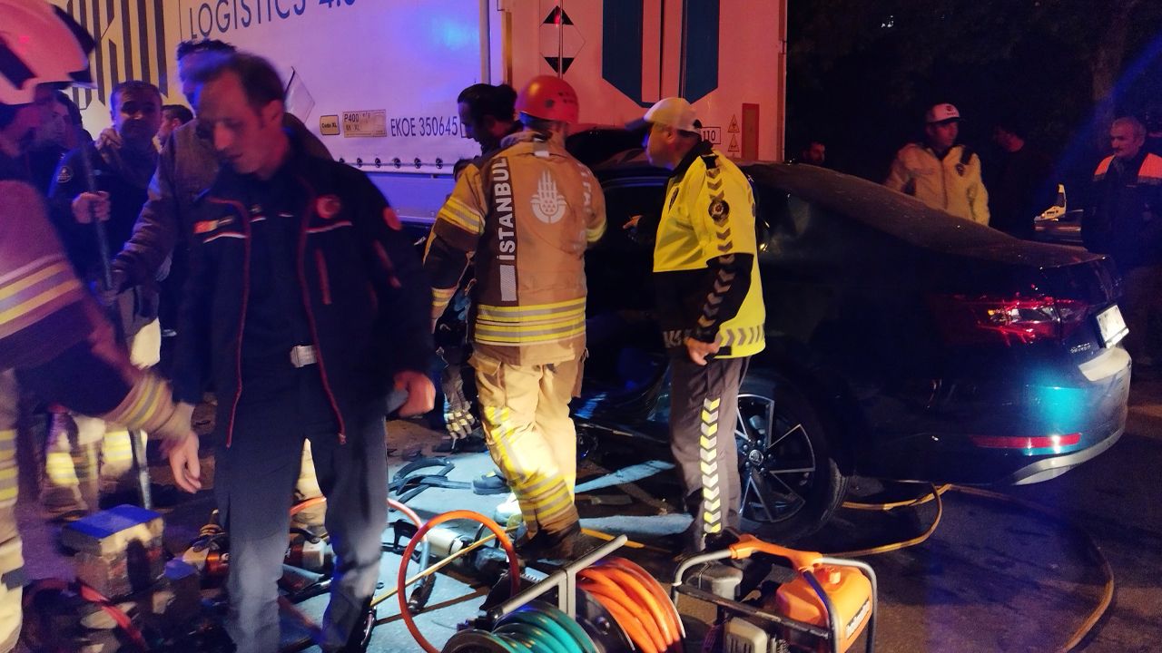 İstanbul'da feci kaza! Ok gibi saplandı, gören dehşete düştü İstanbul'da feci kaza! Ok gibi saplandı, gören dehşete düştü - 2. Resim