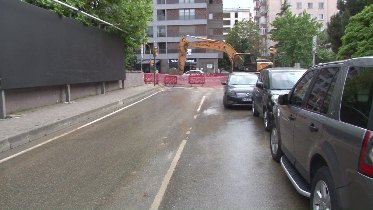 Kadıköy'de İBB'nin alt yapı çalışmalarında rögar kapağı patladı, yollar göle döndü Kadıköy'de İBB'nin alt yapı çalışmalarında rögar kapağı patladı, yollar göle döndü - 1. Resim