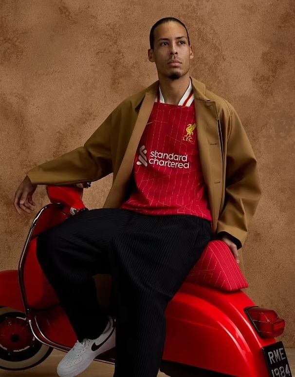 Liverpool yeni sezonda giyeceği iç saha formaları tanıtıldı! Jürgen Klopp'suz ilk sezon - 1. Resim