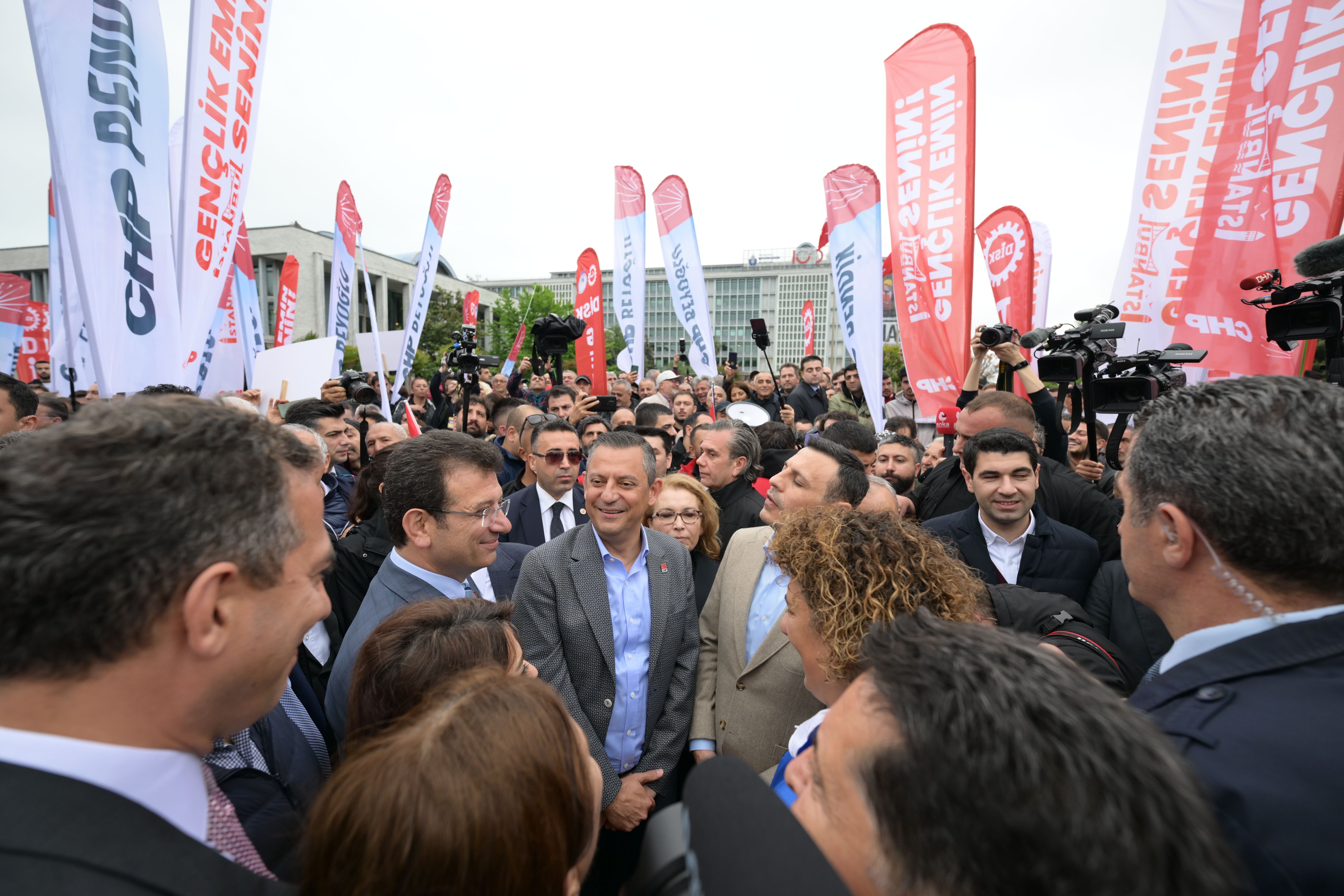 Saraçhane'de konuşma yapıp alanı terk etmişti: Özgür Özel neden Taksim'e yürümediğini açıkladı Saraçhane'de konuşma yapıp alanı terk etmişti: Özgür Özel neden Taksim'e yürümediğini açıkladı - 1. Resim