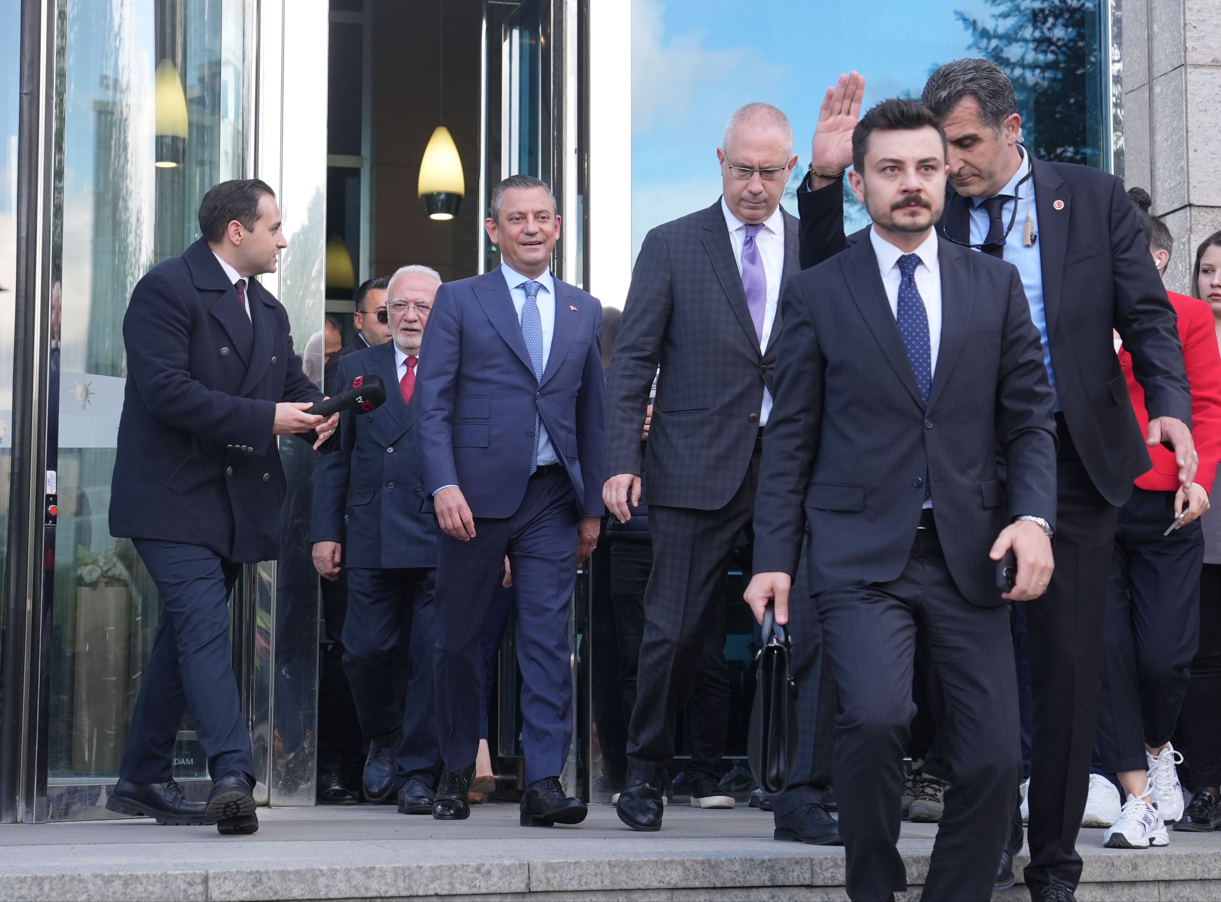 Türk siyasetinde 8 yıl sonra bir ilk! Cumhurbaşkanı Erdoğan, CHP lideri Özel'i ağırladı - 2. Resim