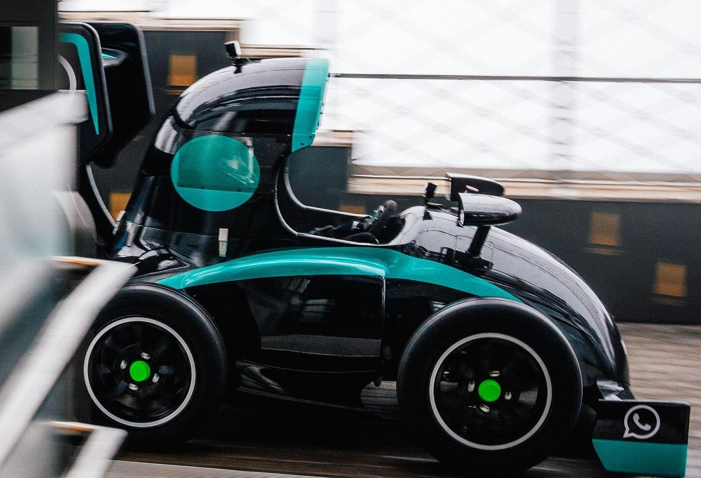 WhatsApp, Mercedes-AMG Petronas F1 Takımı ortaklığıyla yeni bir yarış arabası emojisini tanıttı! - 5. Resim