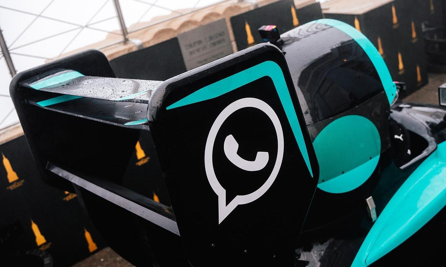 WhatsApp, Mercedes-AMG Petronas F1 Takımı ortaklığıyla yeni bir yarış arabası emojisini tanıttı! - 2. Resim