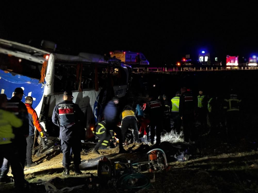 Aksaray'da can pazarı! Yolcu otob&uuml;s&uuml; devrildi, &ccedil;ok sayıda &ouml;l&uuml; ve yaralı var - 1. Resim