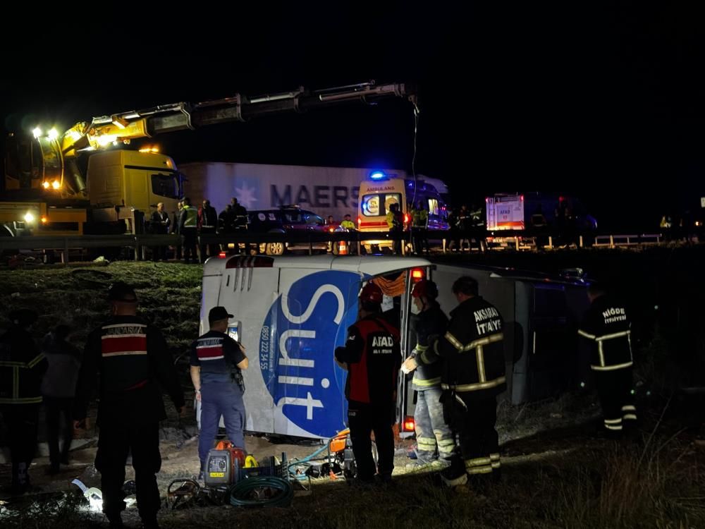 Aksaray'da can pazarı! Yolcu otob&uuml;s&uuml; devrildi, &ccedil;ok sayıda &ouml;l&uuml; ve yaralı var - 2. Resim