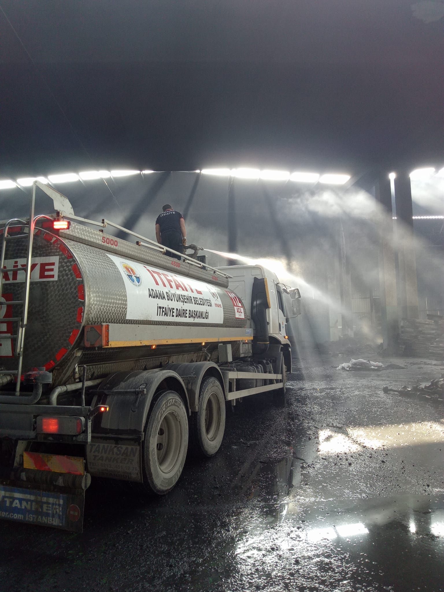 Alevlerle saatler süren mücadele! Adana'daki büyük yangın kontrol altında - 4. Resim
