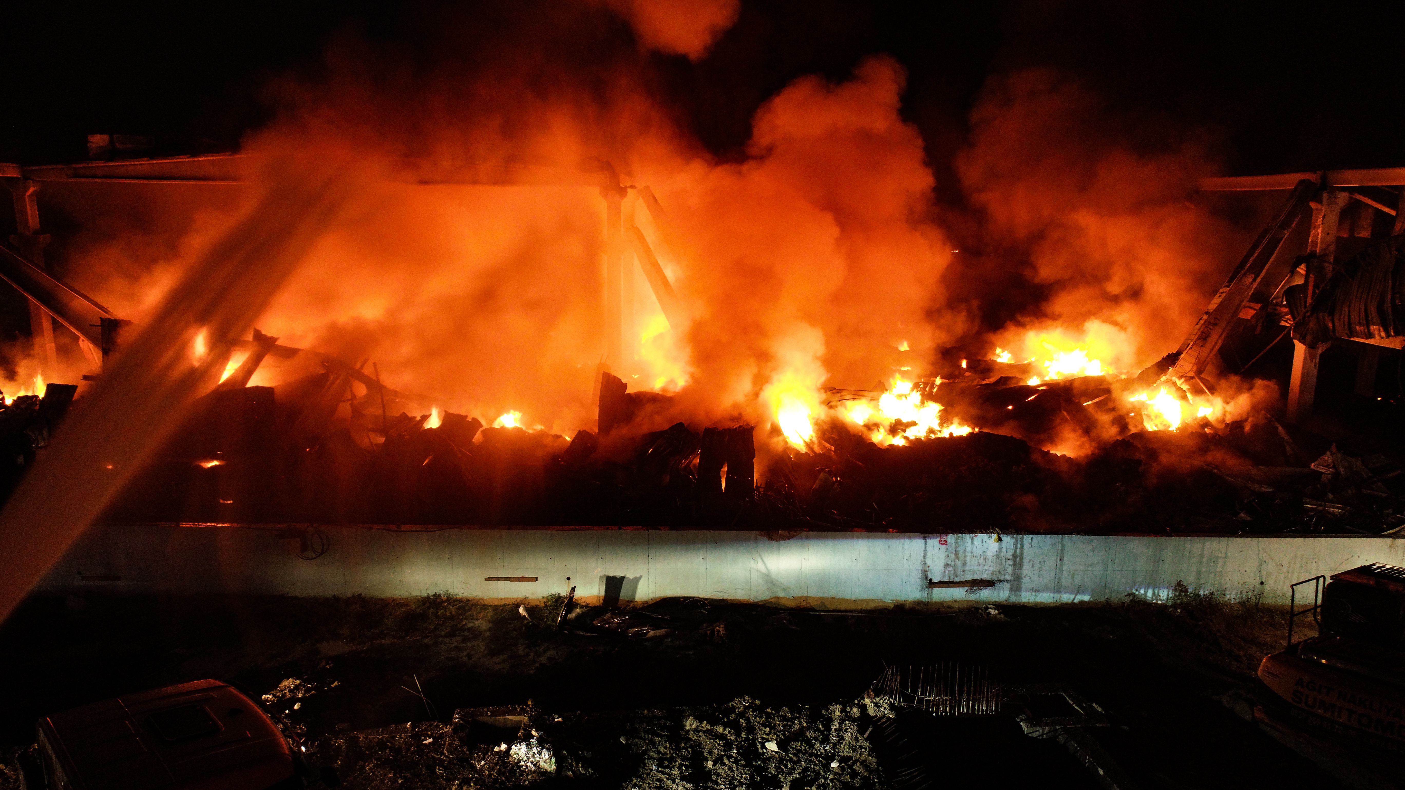 Alevlerle saatler süren mücadele! Adana'daki büyük yangın kontrol altında - 1. Resim