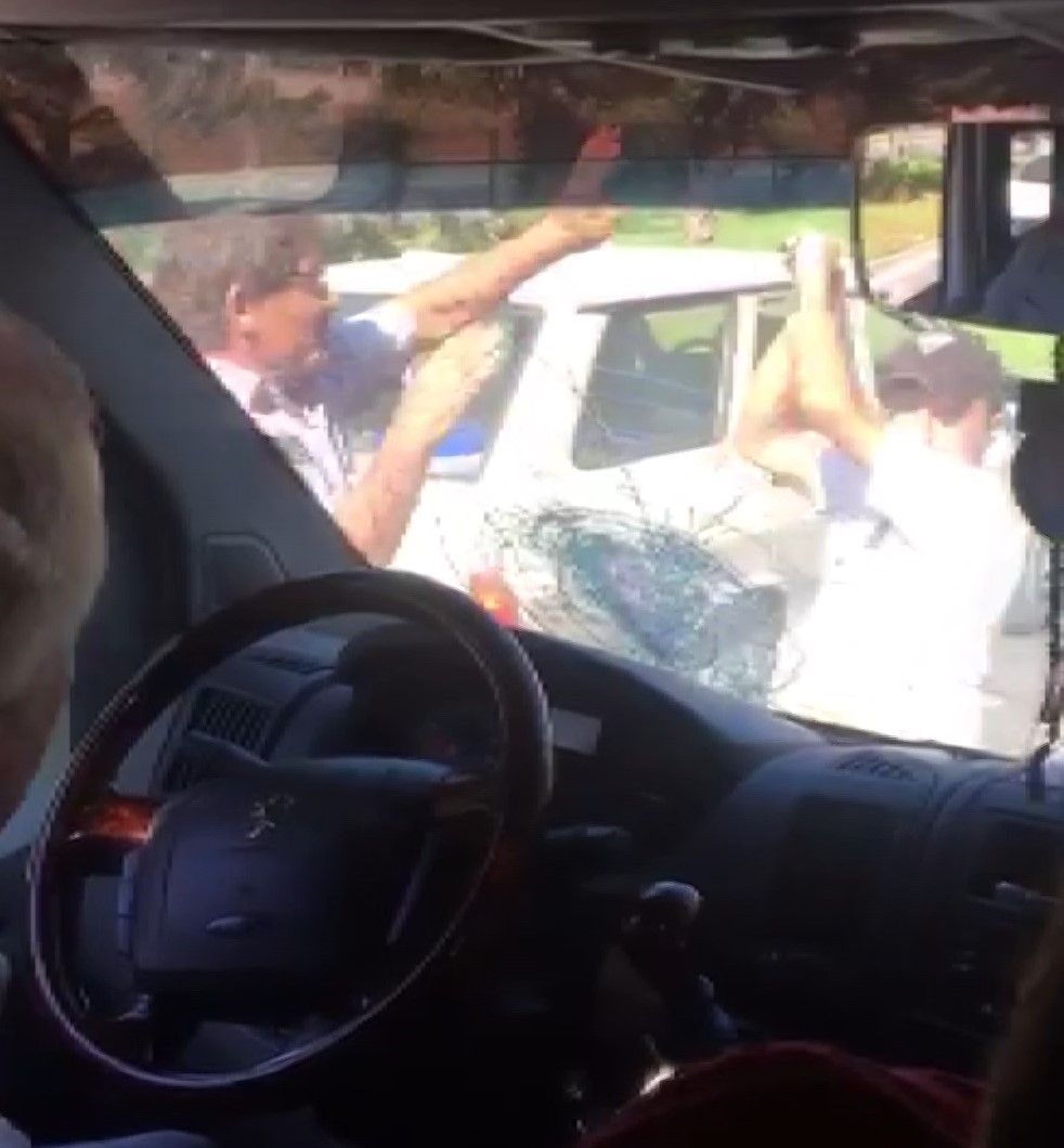 Antalya'da korku dolu anlar! Neye uğradıklarını şaşırdılar, panik anları kameralara yansıdı Antalya'da korku dolu anlar! Neye uğradıklarını şaşırdılar, bir anda sopalarla saldırdılar - 2. Resim