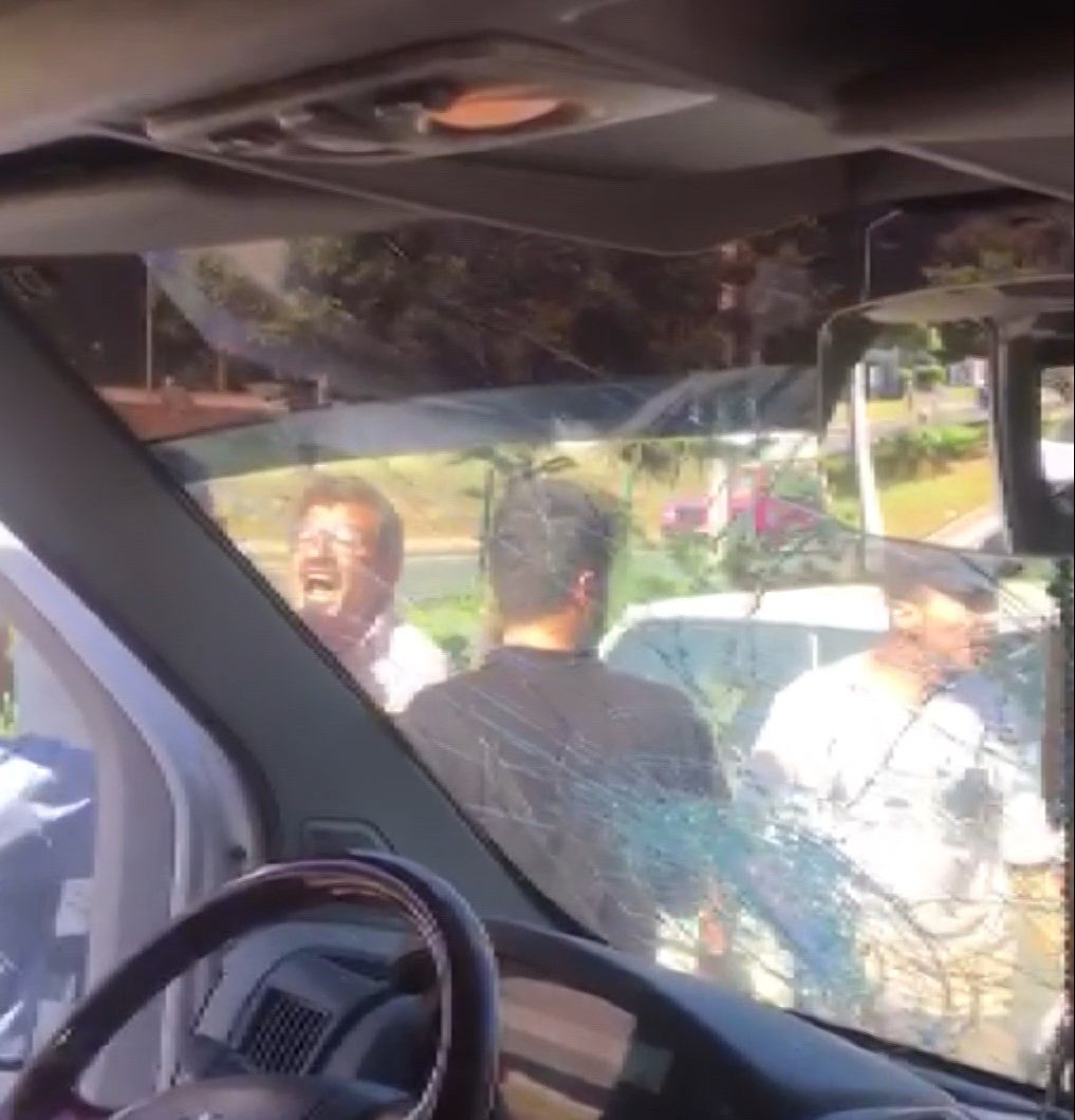 Antalya'da korku dolu anlar! Neye uğradıklarını şaşırdılar, panik anları kameralara yansıdı Antalya'da korku dolu anlar! Neye uğradıklarını şaşırdılar, bir anda sopalarla saldırdılar - 3. Resim