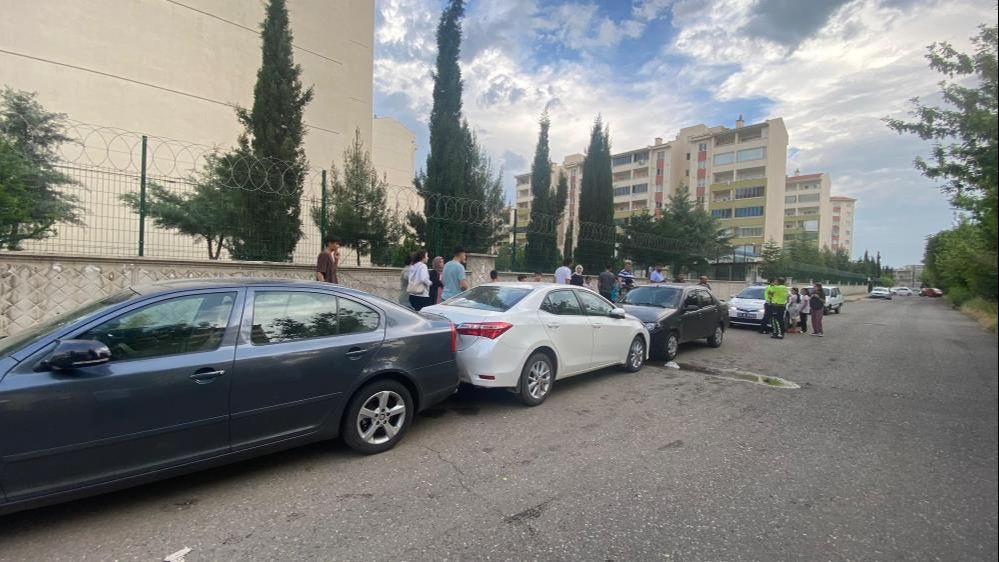 Diyarbakır'da çocuk sürücü ortalığı savaş alanına çevirdi, 4 araç hasar aldı - 3. Resim