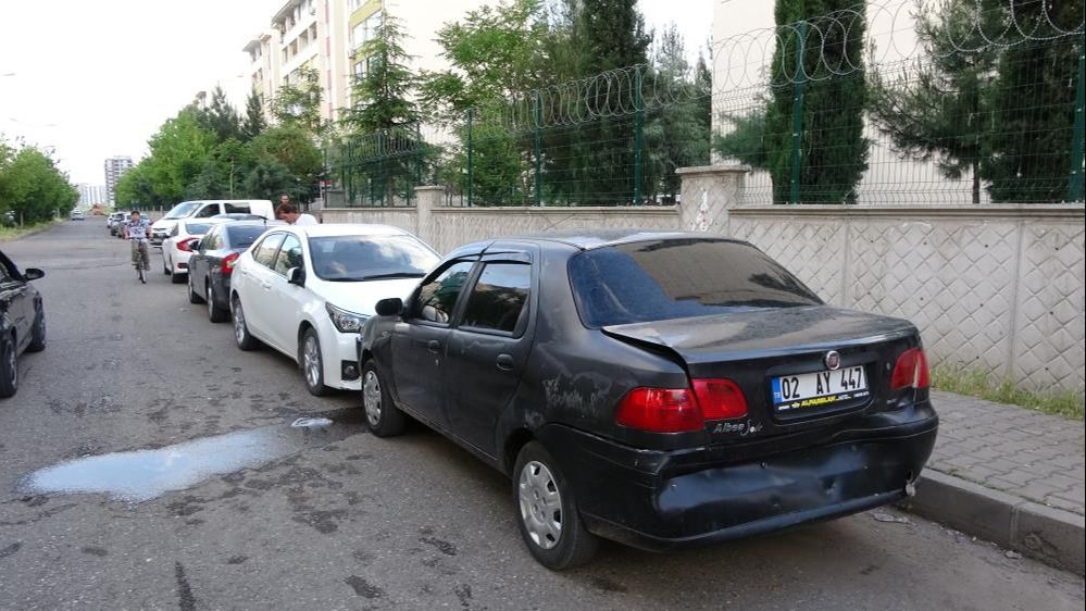 Diyarbakır'da çocuk sürücü ortalığı savaş alanına çevirdi, 4 araç hasar aldı - 4. Resim