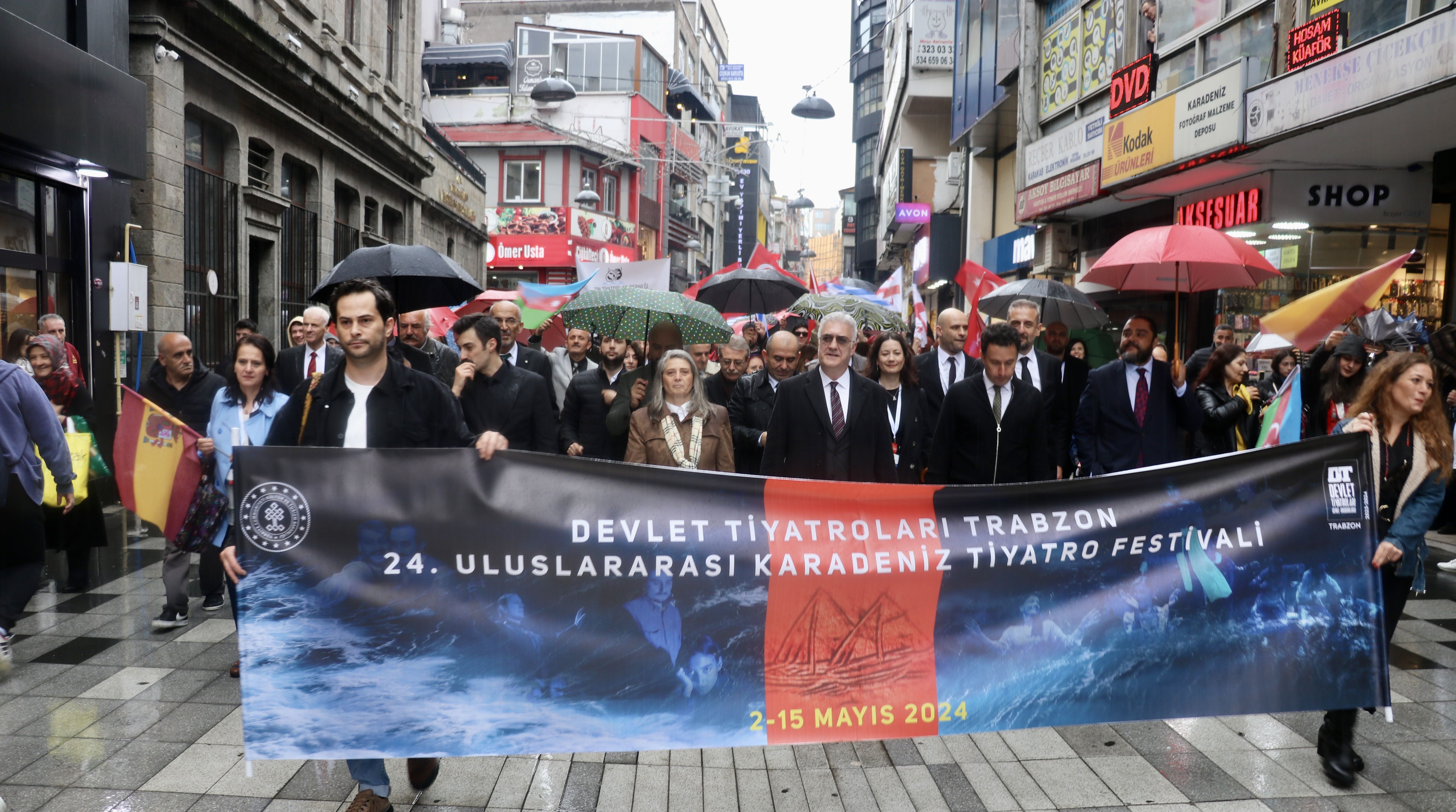 Karadeniz Tiyatro Festivali başladı! Tamer Karadağlı: Trabzon'da yeni sahneye ihtiyacımız var! - 2. Resim