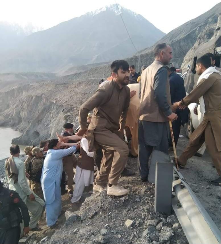 Katliam gibi kaza! Yolcu otobüsü vadiye uçtu: Ölü ve yaralılar var Katliam gibi kaza! Yolcu otobüsü vadiye uçtu: Ölü ve yaralılar var - 2. Resim