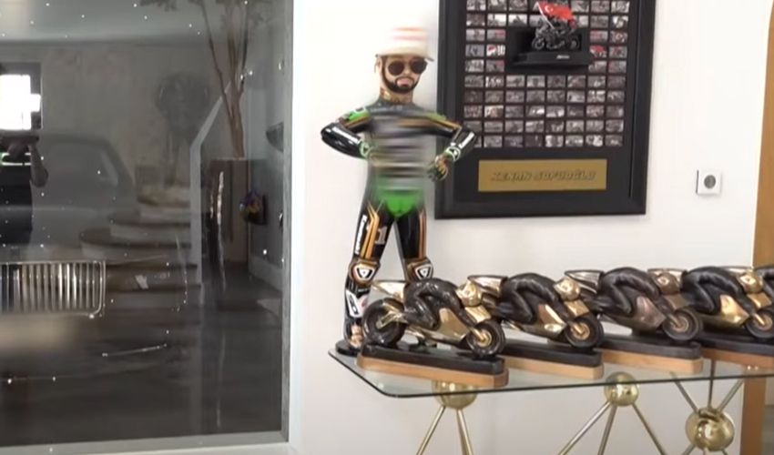 Kenan Sofuoğlu müzeyi andıran evinin kapılarını açtı! İçinde yok yok Kenan Sofuoğlu müzeyi andıran evinin kapılarını açtı! İçinde yok yok - 1. Resim