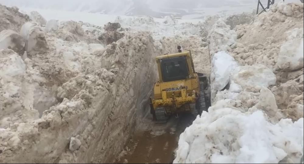 Mayıs ayında 5 metre karla mücadele ediyorlar! Mayıs ayında 5 metre karla mücadele ediyorlar! - 2. Resim