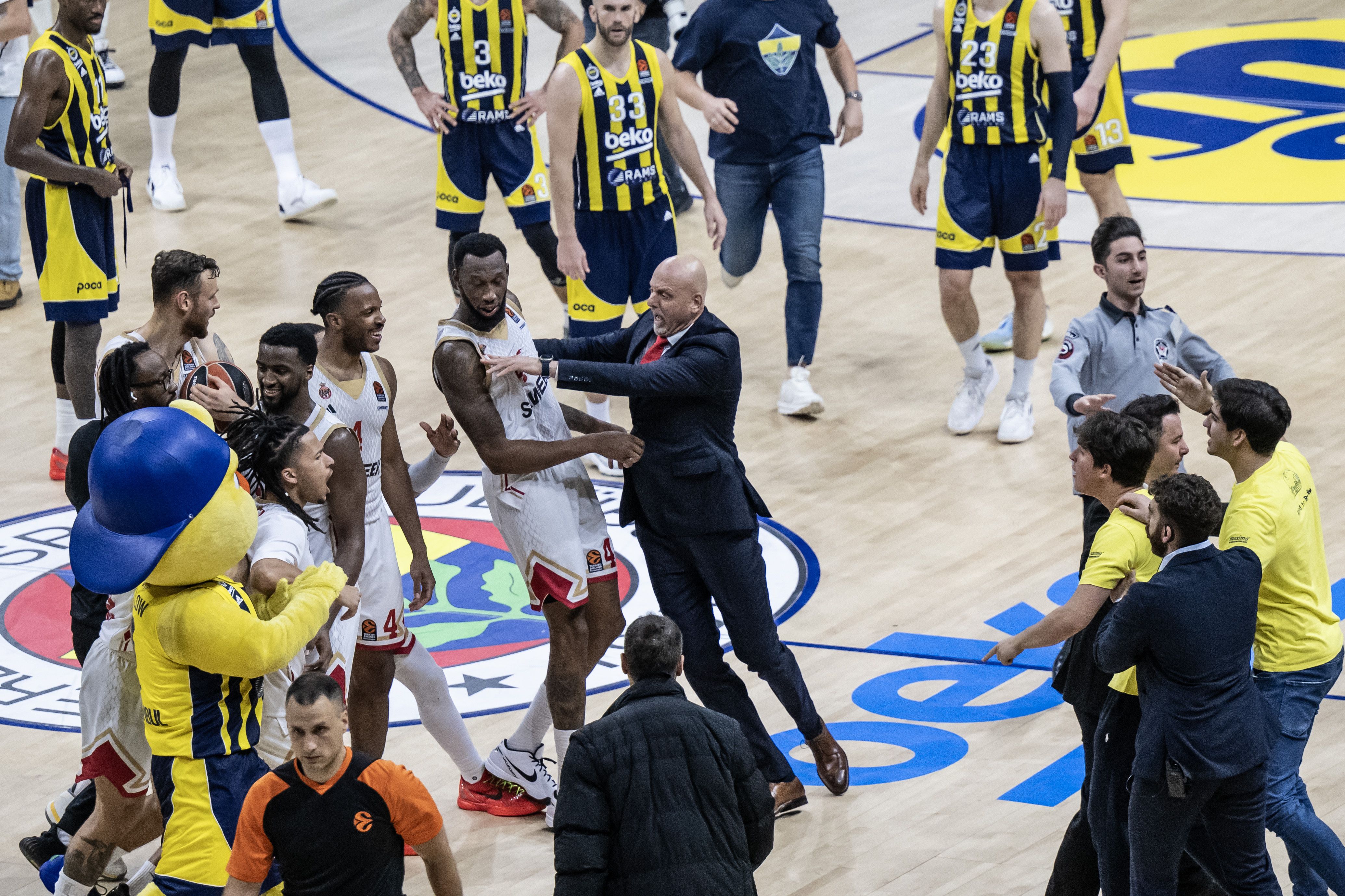 Nefes kesen maçta kavga! Fenerbahçe taraftarlarıyla Monacolu basketbolcular tartıştı - 3. Resim