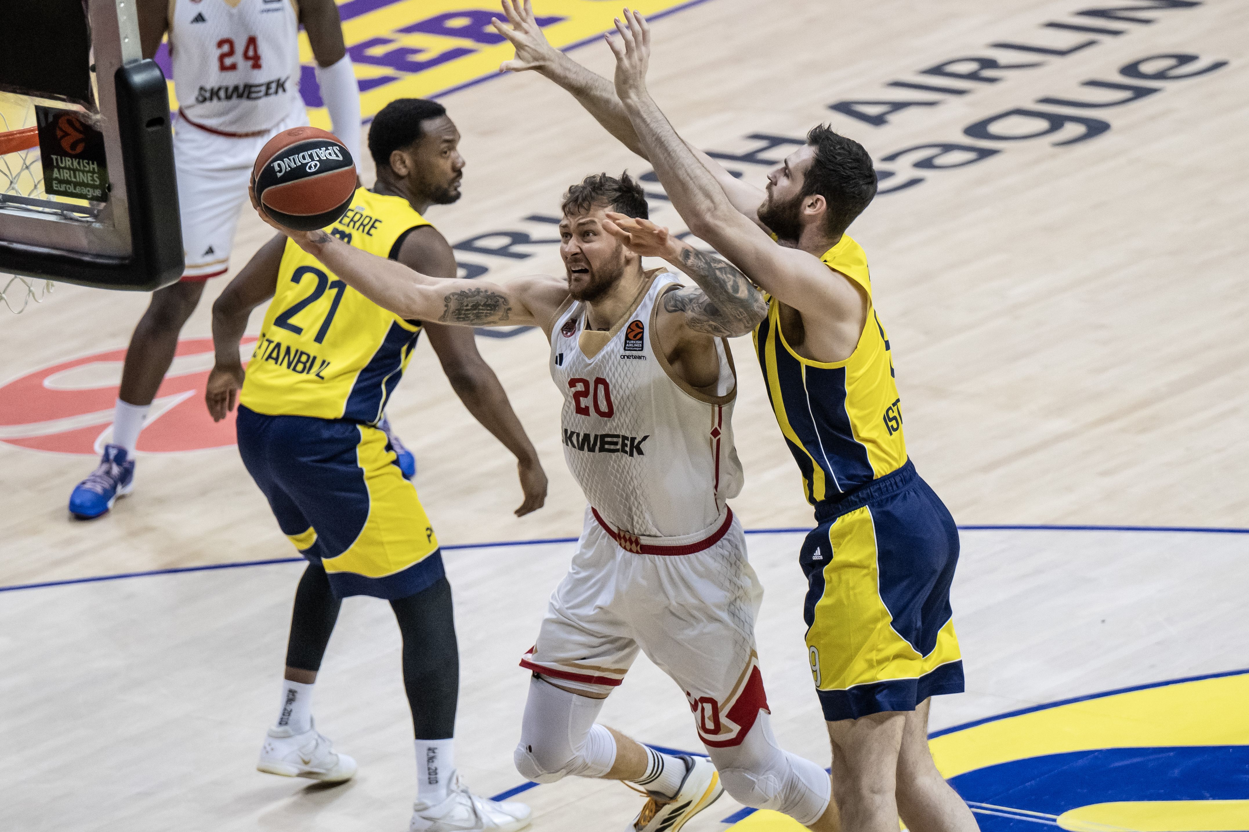 Nefes kesen maçta kavga! Fenerbahçe ve Monacolu basketbolcular birbirine girdi - 1. Resim