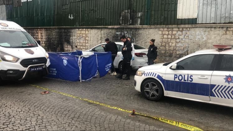 Aracının içinde kafasından silahla vurulmuş halde ölü bulundu Aracının içinde kafasından silahla vurulmuş halde ölü bulundu - 1. Resim