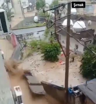Araçlar akıntıya kapıldı, duvarlar yıkıldı! Sağanak vuran Şırnak'a uzmanlardan bu gece için uyarı geldi - 5. Resim