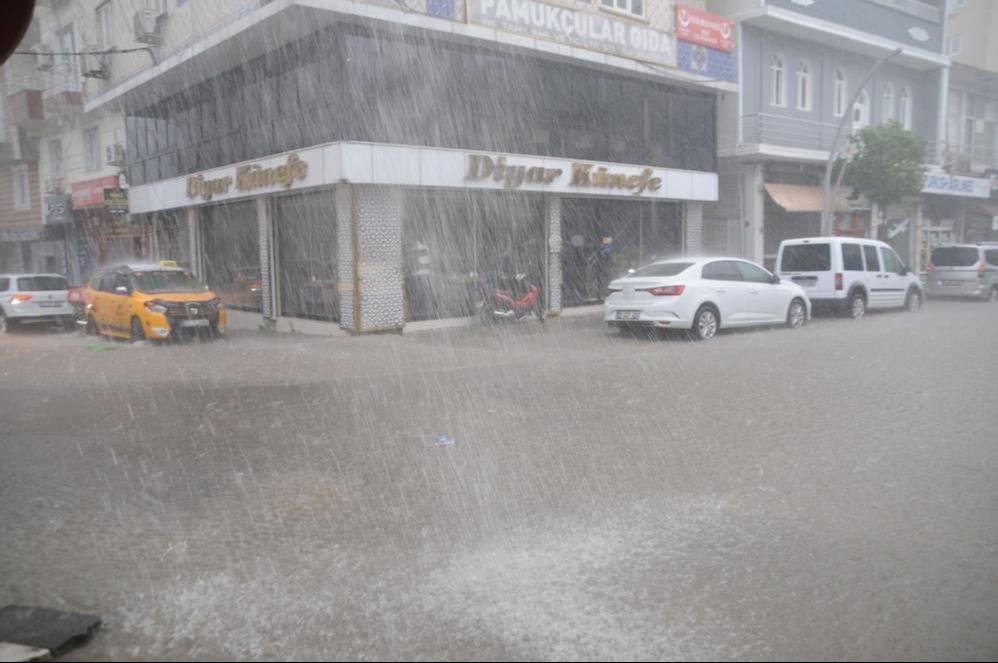 Araçlar akıntıya kapıldı, duvarlar yıkıldı! Sağanak vuran Şırnak'a uzmanlardan bu gece için uyarı geldi - 4. Resim