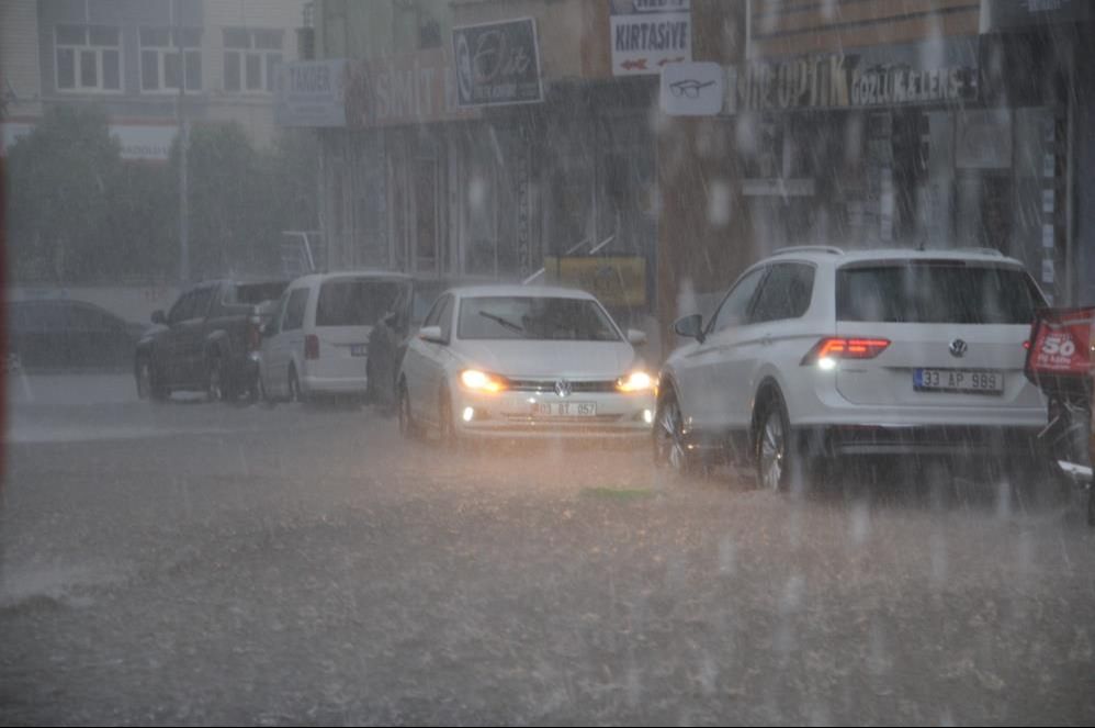 Araçlar akıntıya kapıldı, duvarlar yıkıldı! Sağanak vuran Şırnak'a uzmanlardan bu gece için uyarı geldi - 3. Resim