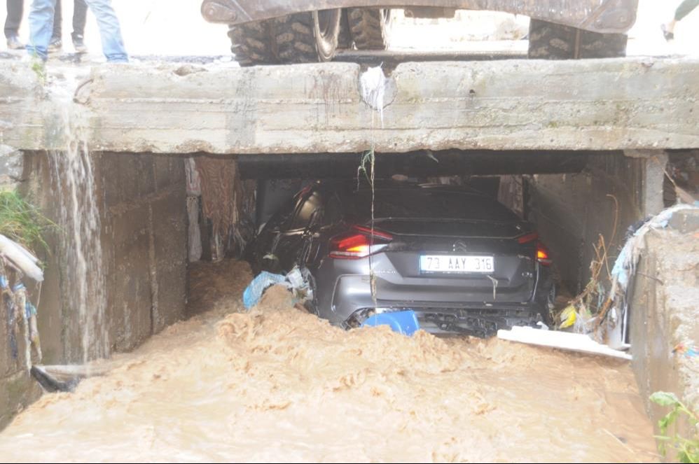 Araçlar akıntıya kapıldı, duvarlar yıkıldı! Sağanak vuran Şırnak'a uzmanlardan bu gece için uyarı geldi - 1. Resim