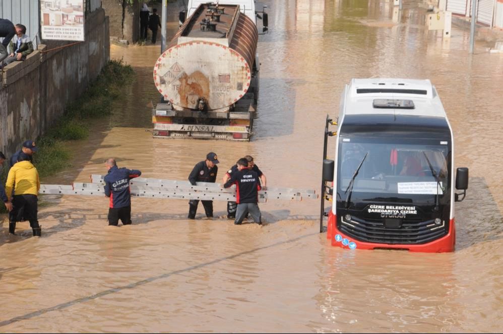 Araçlar akıntıya kapıldı, duvarlar yıkıldı! Sağanak vuran Şırnak'a uzmanlardan bu gece için uyarı geldi - 2. Resim