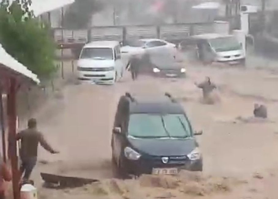 Araçlar akıntıya kapıldı, duvarlar yıkıldı! Sağanak vuran Şırnak'ı uzmanlar bu gece için uyardı - 5. Resim