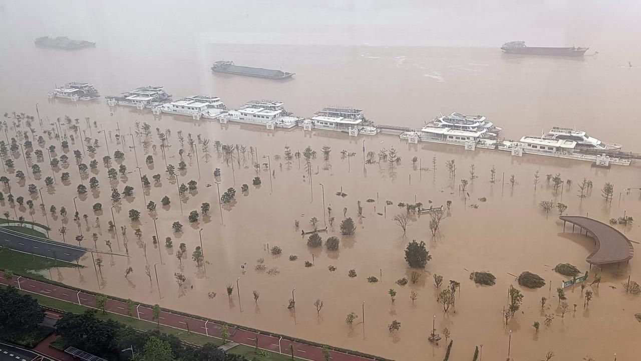 Endonezya'da sel ve toprak kayması! 42 ev sürüklendi, çok sayıda ölü ve yaralı var - 1. Resim