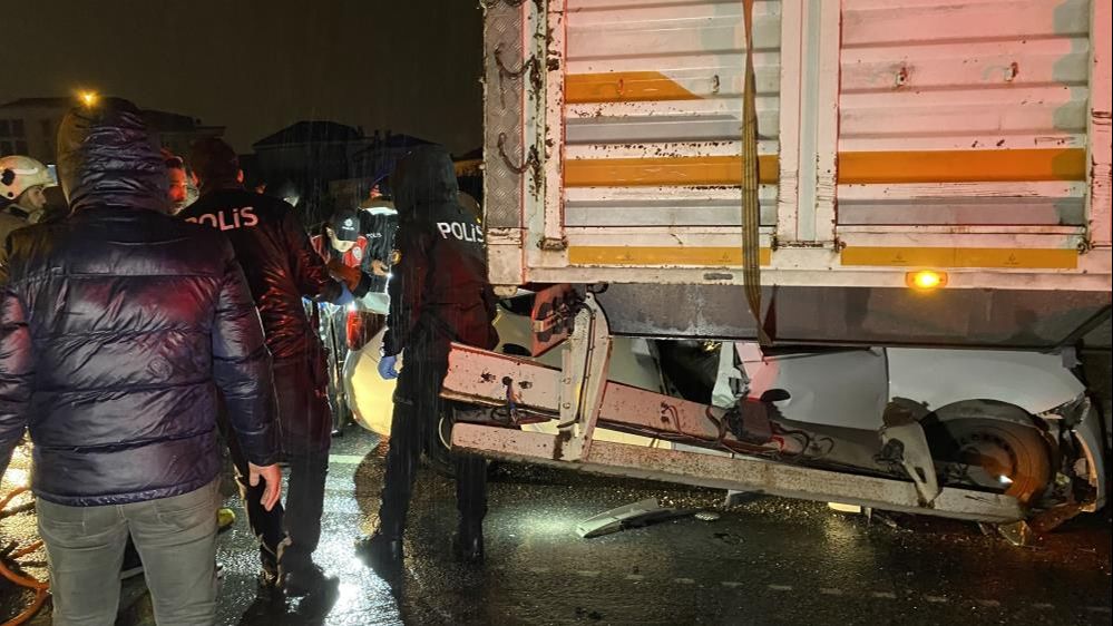 İstanbul'da gece yarısı feci kazalar peş peşe geldi! Ölü ve yaralılar var İstanbul'da gece yarısı feci kazalar peş peşe geldi! Ölü ve yaralılar var - 4. Resim