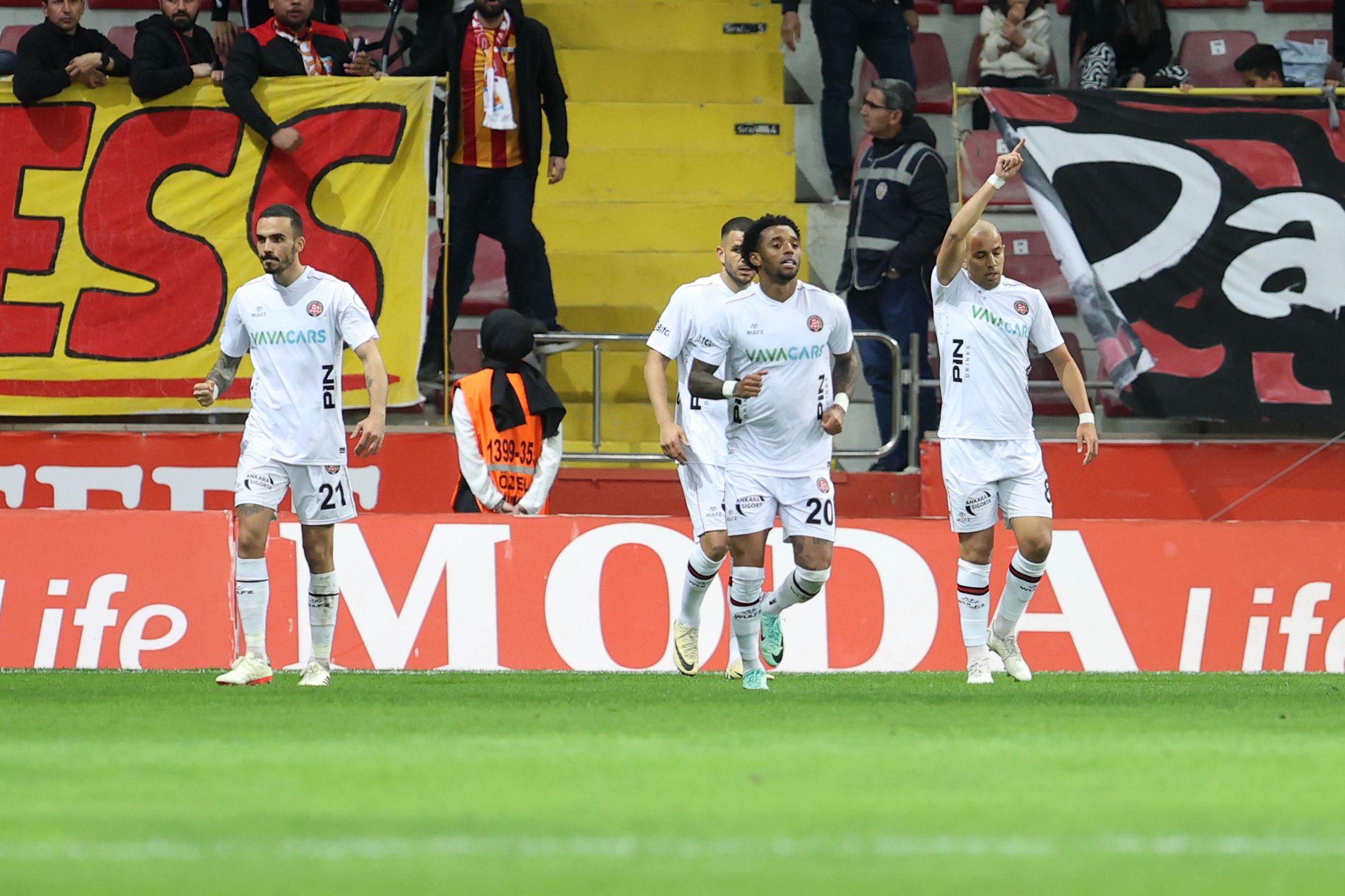 Kayserispor - Fatih Karagümrük maçı nefes kesti! 4 gol, 1 kırmızı kart - 1. Resim