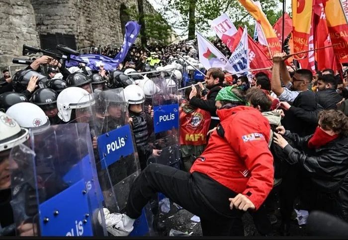 1 Mayıs'ta polise saldıran 65 kişiden 38'i tutuklandı 1 Mayıs'ta polise saldıran 52 kişiye tutuklama talebi - 1. Resim