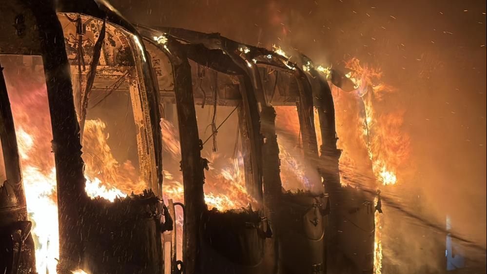 Açık otoparkta yangın çıktı, 14 toplu taşıma aracı kül oldu! Açık otoparkta yangın çıktı, 14 toplu taşıma aracı kül oldu! - 4. Resim