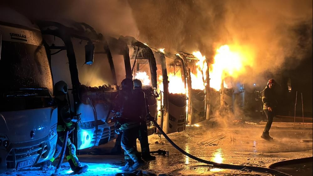 Açık otoparkta yangın çıktı, 14 toplu taşıma aracı kül oldu! Açık otoparkta yangın çıktı, 14 toplu taşıma aracı kül oldu! - 2. Resim