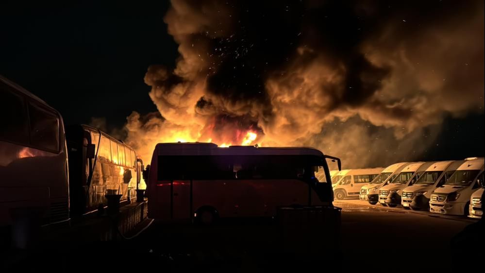 Açık otoparkta yangın çıktı, 14 toplu taşıma aracı kül oldu! Açık otoparkta yangın çıktı, 14 toplu taşıma aracı kül oldu! - 5. Resim