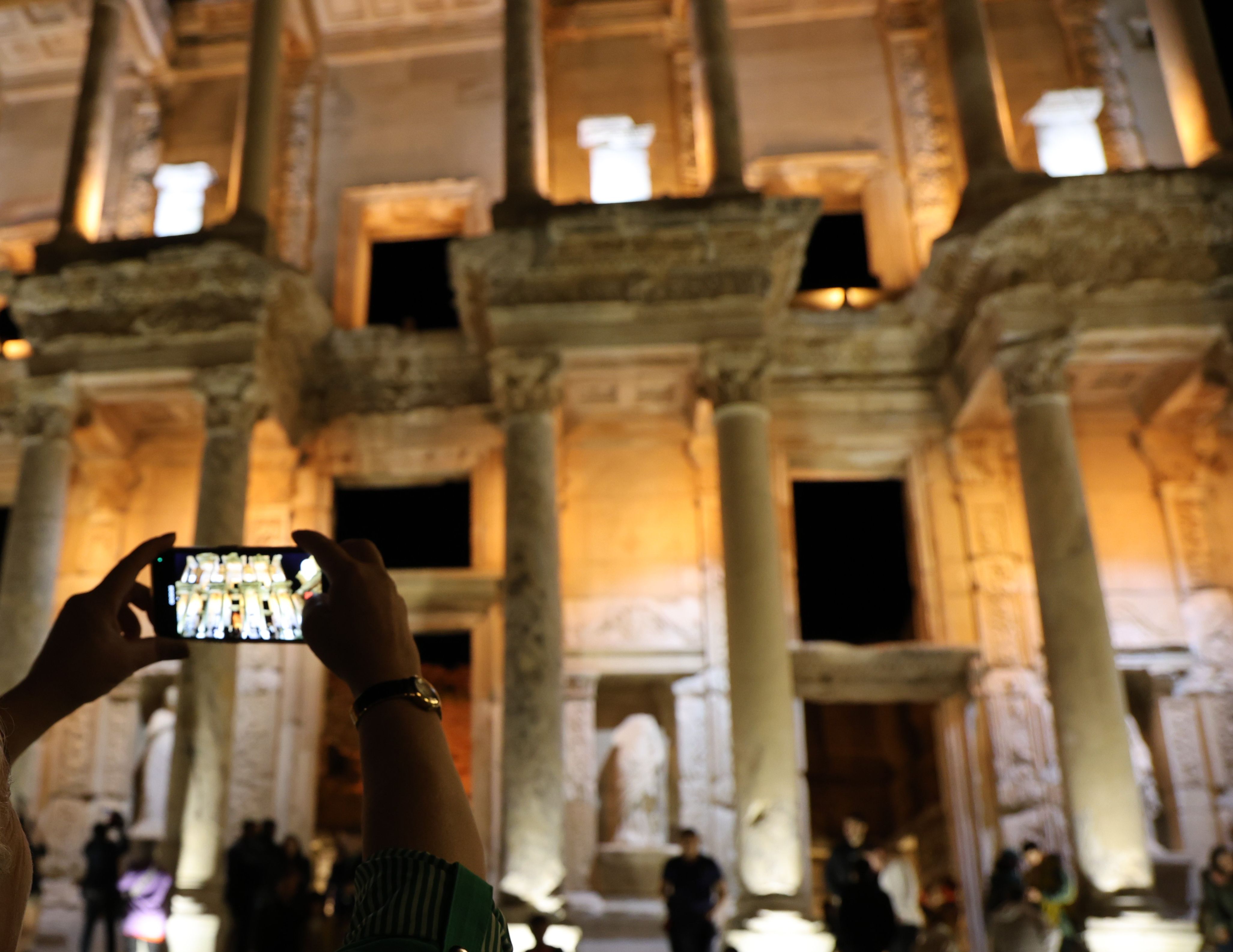 Efes Antik Kenti gece müzeciliğiyle rekora koşuyor! Ziyaretçi sayısı ters köşe yaptı Efes Antik Kenti gece müzeciliğiyle rekora koşuyor! Milyonlarca ziyaretçiye ulaştı - 1. Resim