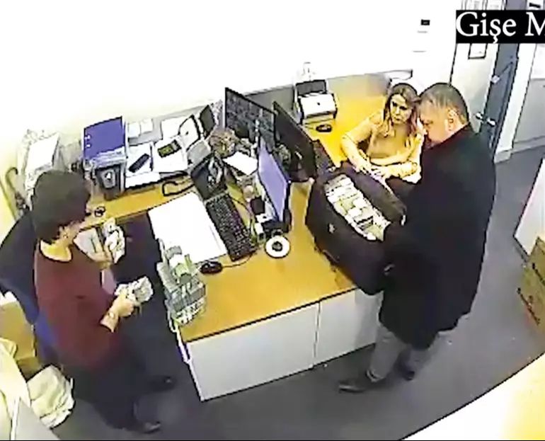 Herkes Arda Turan'ı, Fatih Terim'i konuşuyor, peki köylüler? Erzan'a para kaptıranlar korkuyor Herkes Arda Turan'ı, Fatih Terim'i konuşuyor, peki köylüler? Erzan'a para kaptıranlar korkuyor - 1. Resim