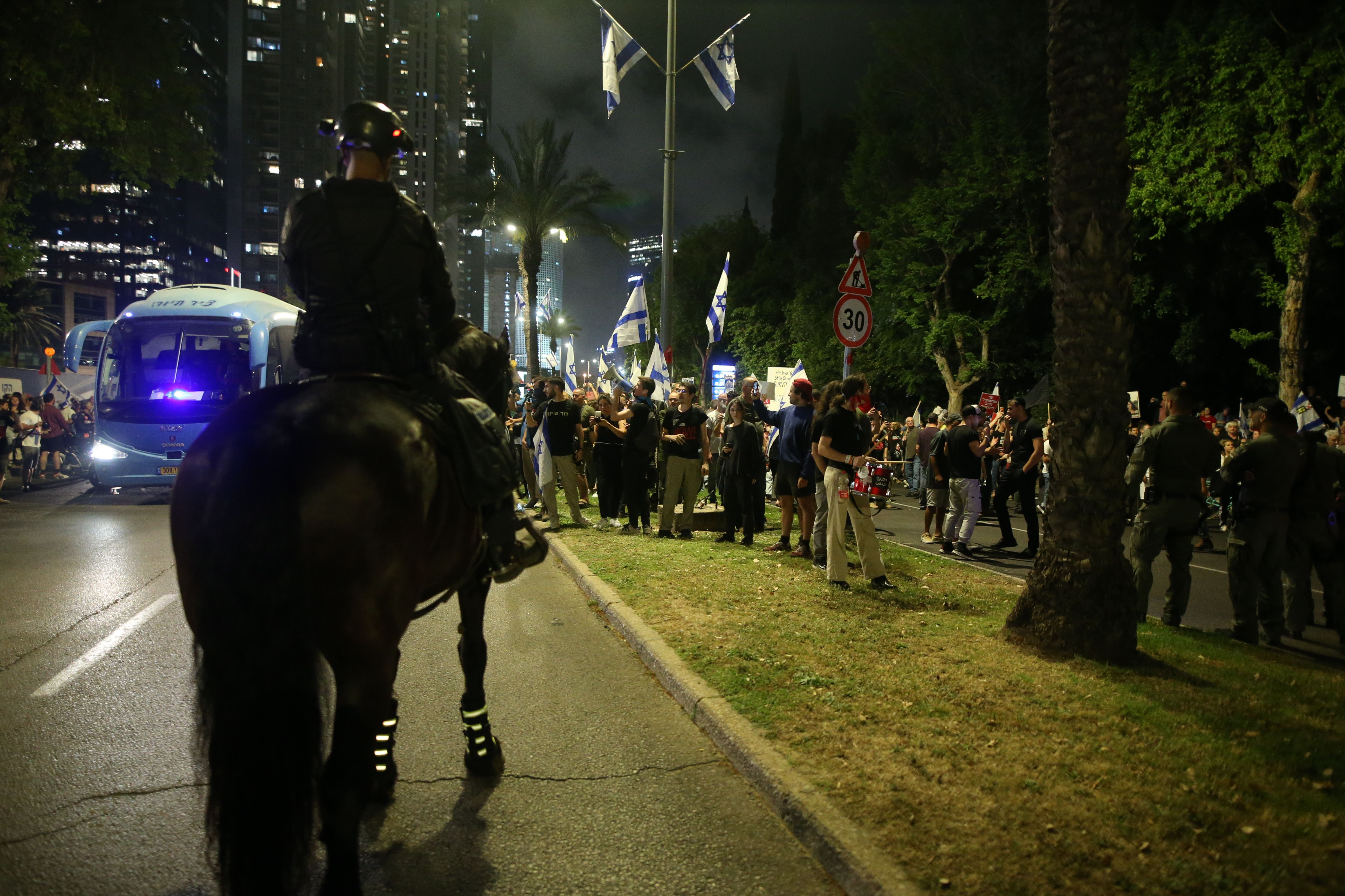 İsrailliler ateşkesi reddeden Netanyahu'ya karşı ayaklandı! Tel Aviv'de istifa sloganları - 1. Resim
