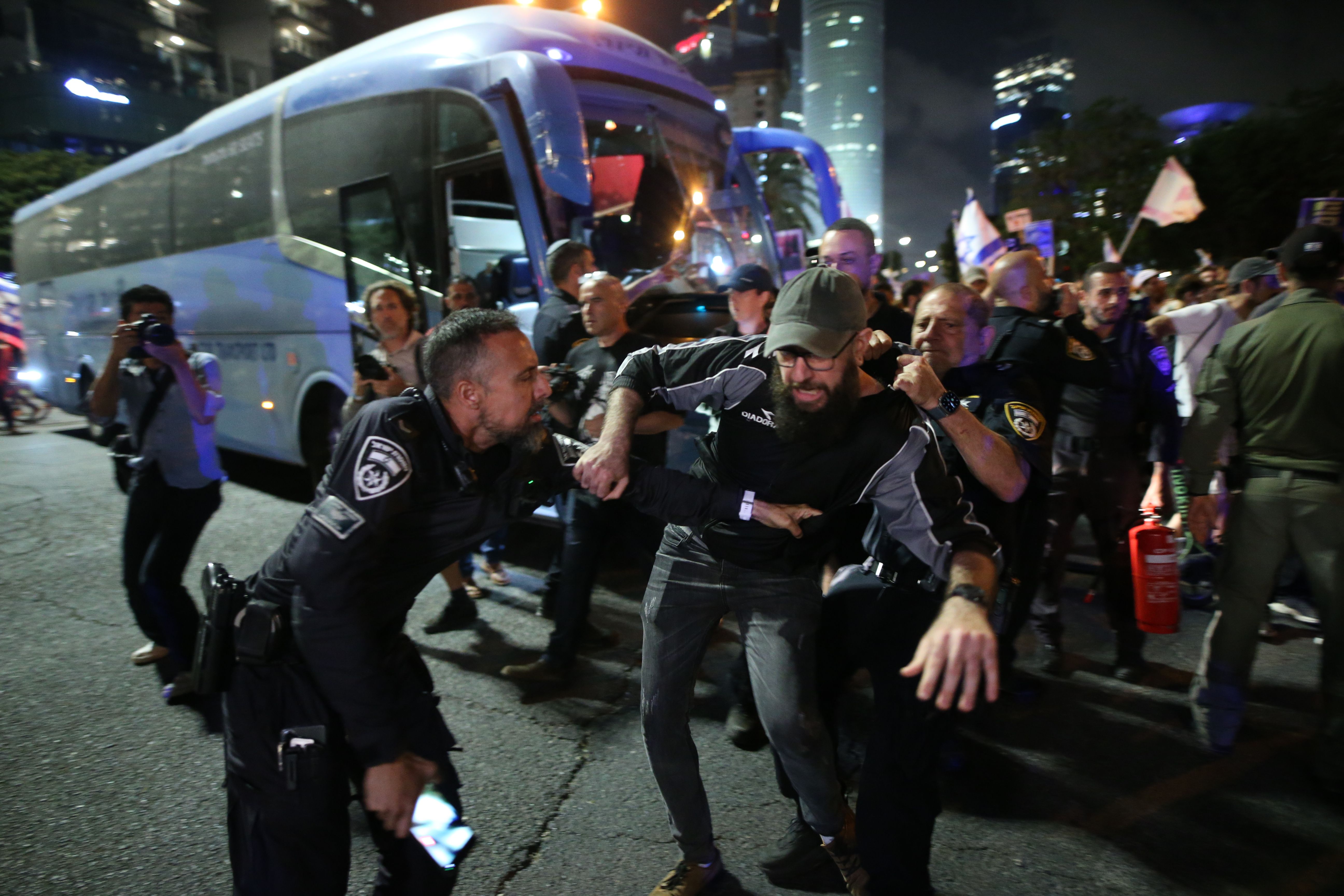 İsrailliler ateşkesi reddeden Netanyahu'ya karşı ayaklandı! Tel Aviv'de istifa sloganları - 3. Resim