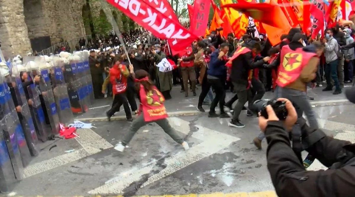 İstanbul'da 1 Mayıs'ta polise güçlük çıkaran zanlılardan 38'i tutuklandı İstanbul'da 1 Mayıs'ta polise güçlük çıkaran zanlılardan 38'i tutuklandı - 1. Resim